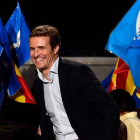 Pablo Casado celebra los resultados, el domingo por la noche frente a la sede del PP en la calle de Génova.-AFP / ÓSCAR DEL POZO