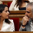 Inés Arrimadas y Carlos Carrizosa, en sus escaños del Parlament-ALBERTO ESTEVEZ (EFE)