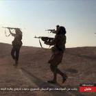 Supuestos combatientes del EI disparan sus armas en enfrentamientos con tropas del régimen sirio en el sudeste de Raqqa, en una imagen difundida el 24 de agosto-AP
