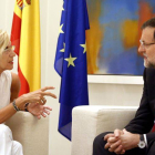 El presidente del Gobierno, Mariano Rajoy (d), conversa con la líder de UPyD, Rosa Díez (i), durante el encuentro que han mantenido esta mañana.-Foto: JUAN MANUEL PRATS