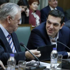 Tsipras (segundo por la derecha) habla con el viceprimer ministro, Yannis Dragasakis, en la primera reunión del Consejo de Ministros, este miércoles en Atenas.-Foto: AP / PETROS GIANNAKOURIS