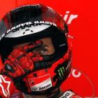 Jorge Lorenzo (Ducati) se duele en el corto ensayo que pudo hacer en Motegi (Japón)-EFE / KIMIMASA MAYAMA