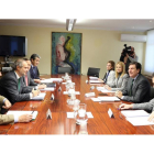 El consejero de Empleo, Carlos Fernández Carriedo, y el subsecretario de estado de Empleo y Seguridad Social, Pedro Llorente.-RUBÉN CACHO / ICAL