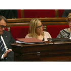 De izquierda a derecha, el 'president' Mas, la exvicepresidenta Joana Ortega y la 'consellera' d'Ensenyament, Irene Rigau, en una sesión del Parlament de noviembre del 2014.-EFE