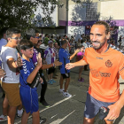 Borja saluda a los aficionados antes de comenzar el primer entrenamiento.-MIGUEL ÁNGEL SANTOS
