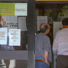 Dos parado piden turno para ser atendidos en una de las oficinas de empleo del Ecyl de Ponferrada.-Ical