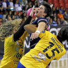 Lujan y Mbengue ‘placan’ a Cristina Cifuentes en una acción del partido de ayer en Huerta del Rey-J. M. LOSTAU