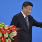 El presidente chino, Xi Jinping, señala a la audiencia tras un discurso en un foro asiático, en Pekín, este jueves.-EFE / ROLEX DELA PENA