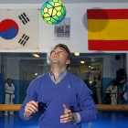 Baltanás cabecea un balón de fútbol en el gimnasio Chang un día antes de partir a Corea del Sur.-J. M. LOSTAU