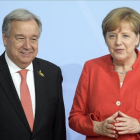 La canciller alemana, Angela Merkel, da la bienvenida al secretario general de la ONU, Antonio Guterres.-
