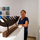 La artista Concha Gay junto a una de las obras de su exposición ‘Naturaleza y símbolo’.-ICAL