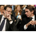 Mariano Rajoy y José María Aznar, en una imagen de la convención del PP del 2005.-JOSÉ LUIS ROCA