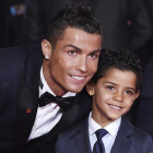 Cristiano Ronaldo junto a su hijo.-