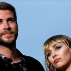 Miley Cyrus y su exmarido Liam Hemsworth.-EFE / ETIENNE LAURENT