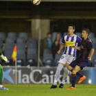 Hernán Pérez levanta el balón ante la salida de Suárez para marcar el 1-2, anoche en el Miniestadi.-Photo-deporte