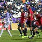 Juan Villar observa la trayectoria del balón ante la presencia de tres jugadores del Nàstic.-PABLO REQUEJO (PHOTOGENIC)
