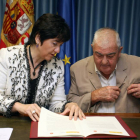 El alcalde de Castronuño (Valladolid), Epifanio Modroño, y la directora general de Acuaes, Aránzazu Vallejo, firman un convenio para la ejecución de las obras de saneamiento de Castronuño (Valladolid)-Ical