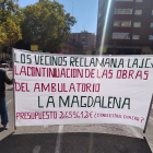 Pancarta que encabezaba la manifestación para exigir que se retomen las obras del centro de la Magdalena. A. E. R.