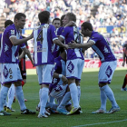 Los jugadores del Real Valladolid celebran el gol del triunfo ante el Deportivo en la temporada 2012-2013.-PABLO REQUEJO