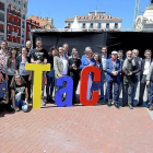 Foto de familia de los organizadores y premiados del Festival Internacional de teatro y Artes de Calle.-J. M. LOSTAU