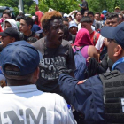 Migración desplegó con el apoyo de la Guardia Nacional y la Policía Federal un operativo para contener el paso de los migrantes en Metapa.-EFE