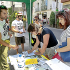 Las BRIF informan a la gente de su situación y recogen firmas en Valladolid.-J.M. Lostau