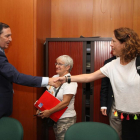 El consejero de Sanidad, Antonio María Sáez Aguado (I), se reune con la representante de la Plataforma Anhelo de Aguilar de Campoo, Toñi Merino (C); y con la representante del comité de empresa del hospital Tres Mares de Reinosa (Cantabria).-ICAL