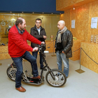 Un visitante prueba el patinete eléctrico junto a José Ignacio Viejo y Enrique Vilacé en el Museo de la Ciencia.-J. M. LOSTAU