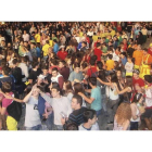 Un grupo nutrido de personas disfruta de una verbena de las fiestas de verano en Valoria la Buena.-El Mundo