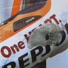 Así de quemado y agujereado quedó el codo izquierdo del mono de Marc Márquez tras apoyarse en él para salvar una caída.-EMILIO PÉREZ DE ROZAS