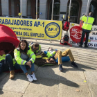 Trabajadores de la AP-1, durante su protesta en Fomento.-E. M.