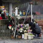 Un hombre ora en un altar de la víctimas del terremoto y tsunami en Fukusima, Japón.-EFE / EPA/JIJI PRESS