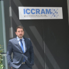 El director del ICCRAM, Santiago Cuesta, frente a las instalaciones del centro en el campus de la Universidad de Burgos.-ECB