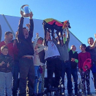 Faruk de la Tata y sus propietarios y mostrando los trofeos de campeón de España.-LEONARDO DE LA FUENTE