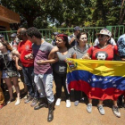 Seguidores de Nicolás Maduro en la embajada de Venezuela en Brasil.-EFE
