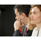 El líder del PSOE, Pedro Sánchez, junto a Meritxell Batet, del PSC, en un  reciente acto electoral.-JOSÉ LUIS ROCA