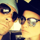 Adam Levine, y su mujer  Behati Prinsloo, posan en una imagen que el cantante ha publicado en su perfil de Twitter.-