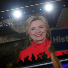 Hillary Clinton se dirige, vía vídeo desde Nueva York, a los asistentes a la convención demócrata, este martes.-REUTERS