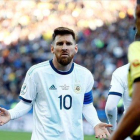 Messi, asombrado, pide explicaciones al árbitro paraguayo Mario Díaz de Vivar tras ser expulsado ante Chile en la semifinal.-SEBASTIAO MOREIRA (EFE)
