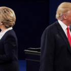 Clinton y Trump, en el segundo debate.-AFP / CHIP SOMODEVILLA