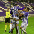 Drazic, autor de dos goles ante el Tenerife, es felicitado por sus compañeros.-PABLO REQUEJO