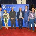 Francisco Vázquez, Alfonso Fernández Mañueco y Jesús Julio Carnero, junto a los afiliados homenajeados.-ICAL