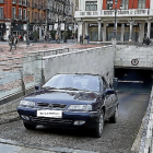 Un vehículo sale del aparcamiento subterráneo de la Plaza Mayor de Valladolid.-J.M. LOSTAU