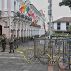 Efectivos militares y dela policía resguardan las calles de Quito, Ecuador.-AFP