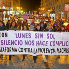 Un grupo de mujeres encabeza una manifestación en León de la plataforma contra la violencia machista ‘Los lunes sin sol’.-J.M.LOSTAU