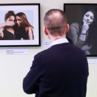 Un hombre observa dos de las fotografías expuestas en el Centro Municipal de la Igualdad.-J.M. LOSTAU