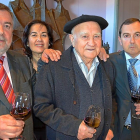 Severino Sanz, con sus hijos José Félix, María Dolores e Iñaki, en la bodega familiar de Montejo de la Vega de la Serrezuela.-ARGICOMUNICACIÓN