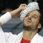 Feliciano López, durante un descanso de su partido contra Ramkumar Ramanathan.-AP / SAURABH DAS