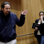 Pablo Iglesias saluda a la prensa a su llegada a la reunión del grupo parlamentario.-J.M. PRATS