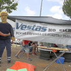 Los trabajadores de Vestas  mantienen su campamento en Villandangos del Páramo.-R. GRÁFICO: ICAL